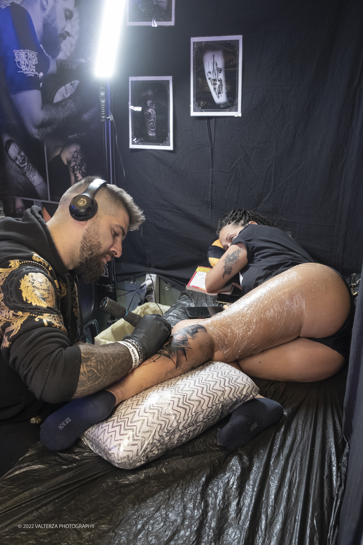 _DSF6827 copia.jpg - 24/09/2022. Torino. Presente in cittÃ  il meglio del mondo del tattoo grazie a 250 tatuatori. Nella foto tatuatore al lavoro nel suo stand